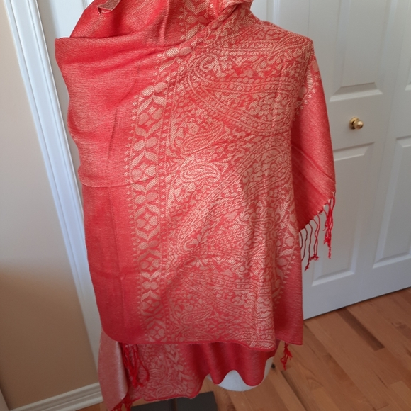 Soft, pretty scarf - Picture 3 of 7